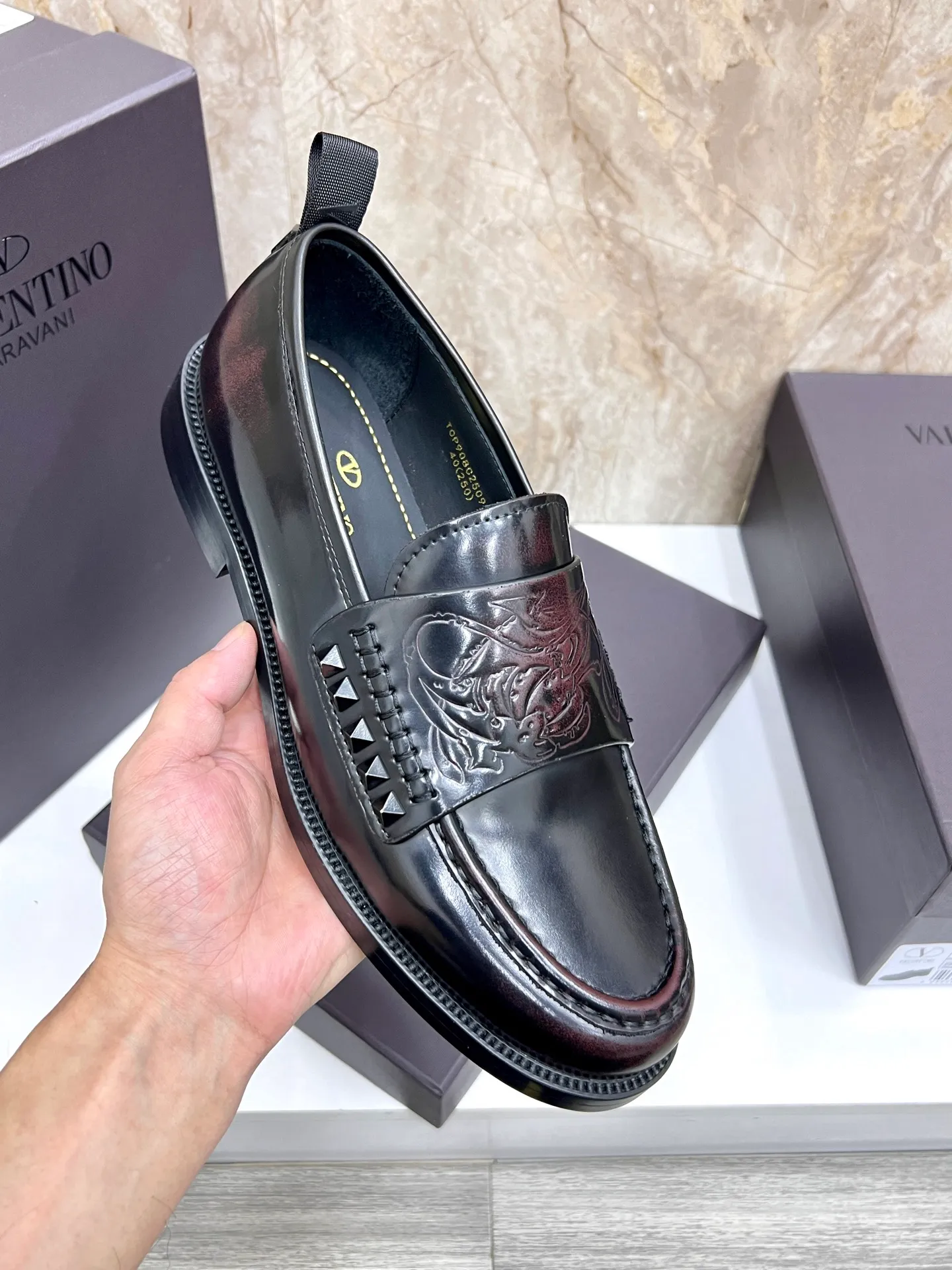 Men's men's shoes💰780 Valentino New men's V logo micro-label business casual loafers. These Derby loafers are made of imported cowhide leather. They are light in texture and cool in style. The uppers are decorated with brand logo buckles, showing off the big-name style! The lines reveal novel urban trends. The toe is round and full, and the rubber foam sole and triple protruding leather welt complement each other. It is extremely fashionable and charming, with dyed calfskin lining, genuine leather feet, and standard logo decoration. It is simple yet elegant. It has a classic European and American loose style and is extremely comfortable on the feet. Size: 39-44 (customized at 38.45.46)